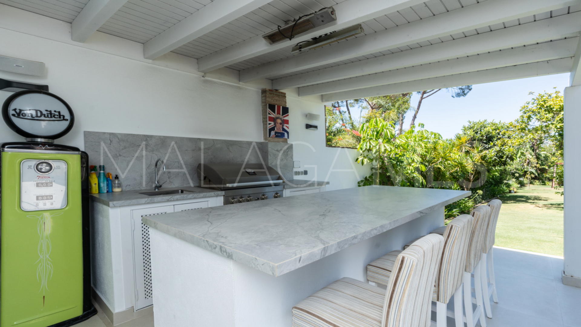 Villa for sale in Guadalmina Baja