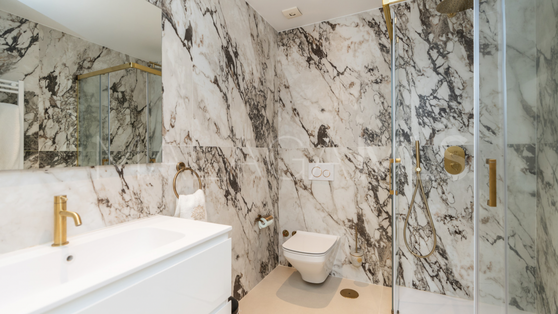 Villa for sale in Guadalmina Baja