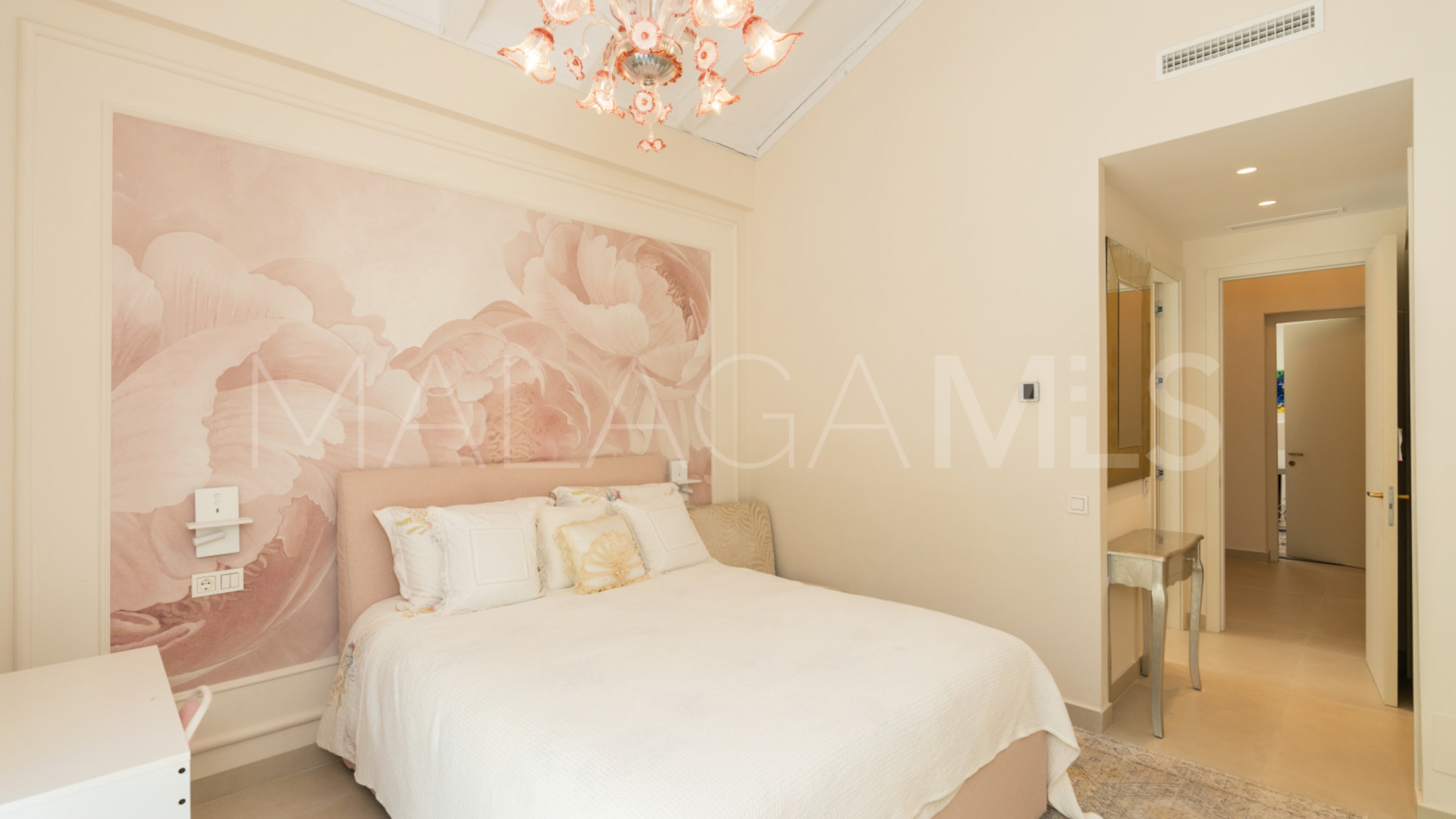 Villa for sale in Guadalmina Baja