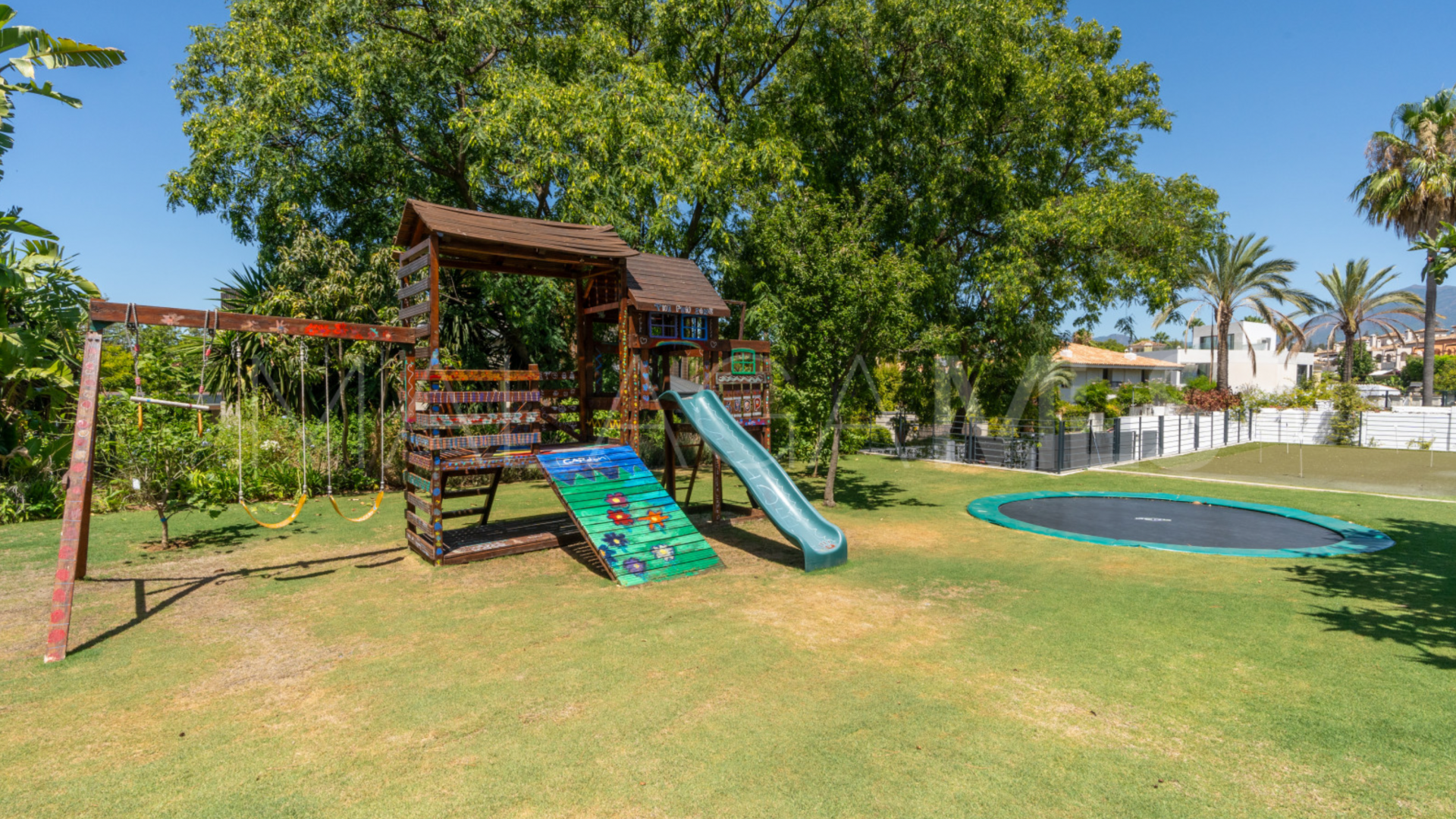 Villa for sale in Guadalmina Baja