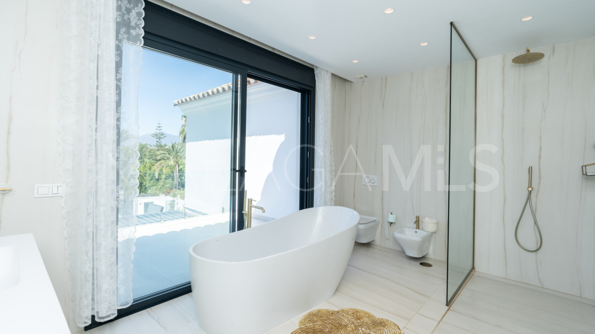 Villa for sale in Guadalmina Baja