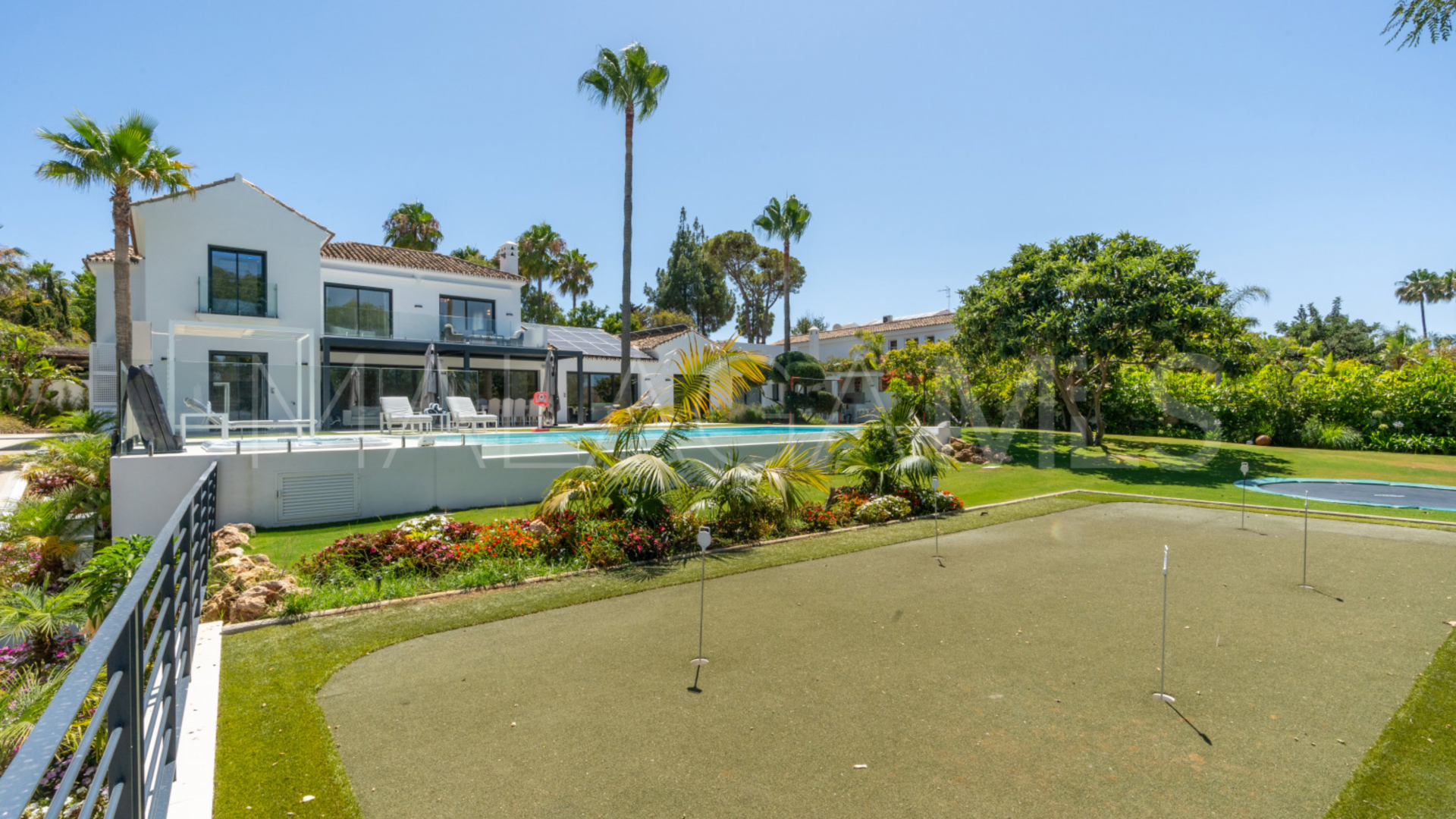 Villa for sale in Guadalmina Baja