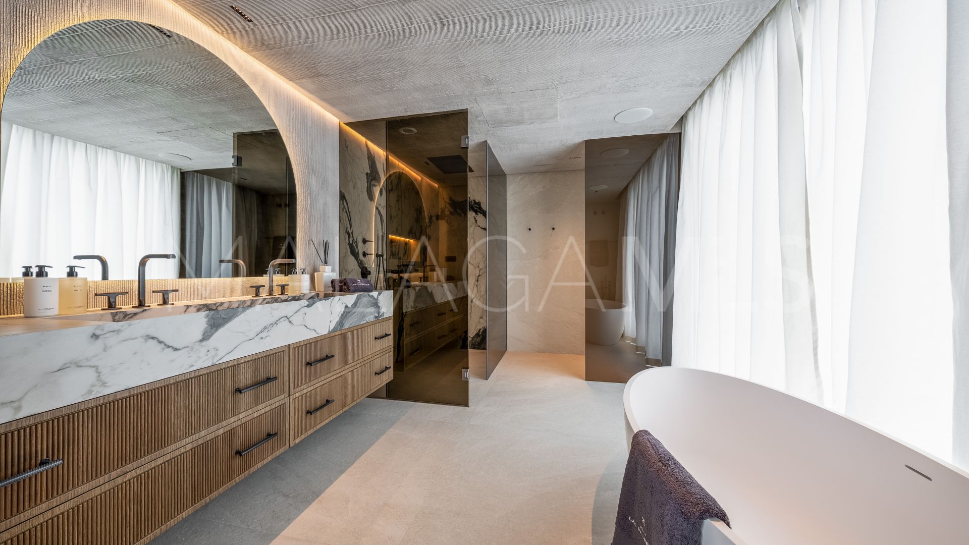 Se vende villa with 5 bedrooms in Las Brisas