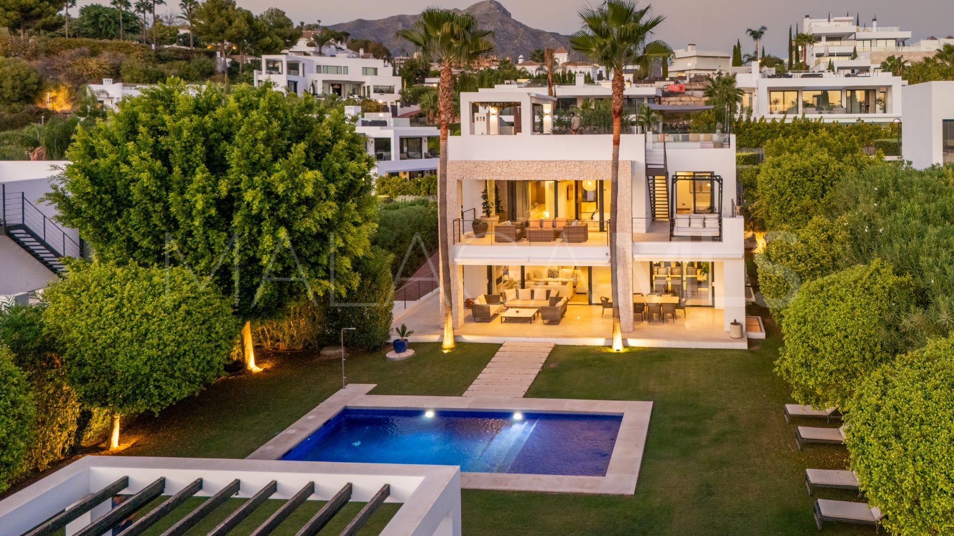 Se vende villa in Los Olivos de 6 bedrooms