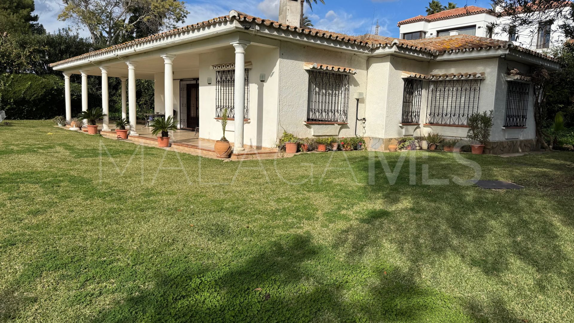 Villa for sale in Estepona