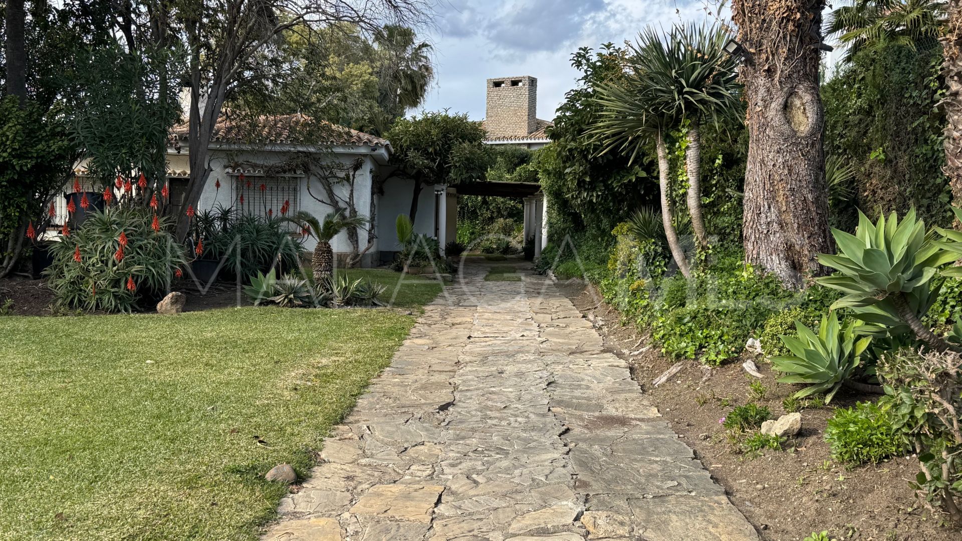 Villa for sale in Estepona