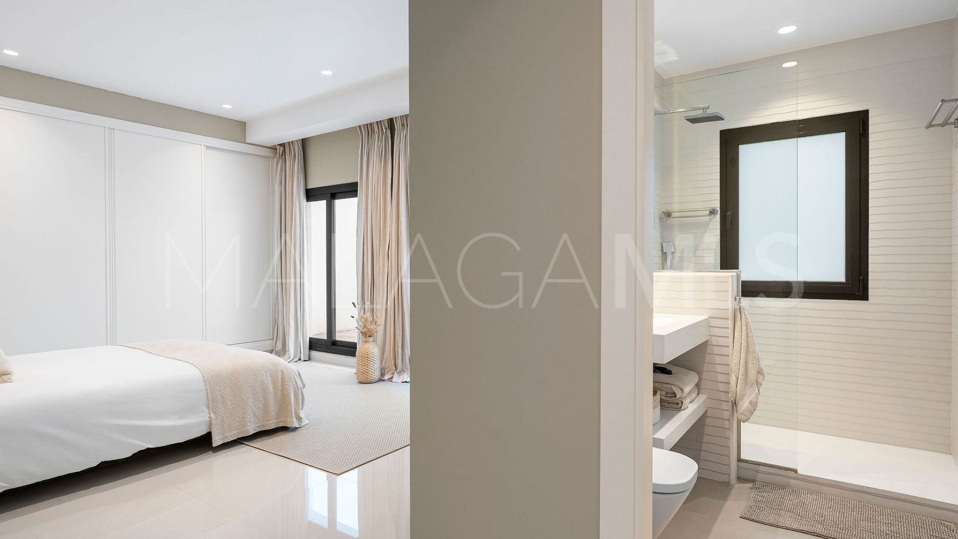 Buy villa in El Herrojo with 5 bedrooms