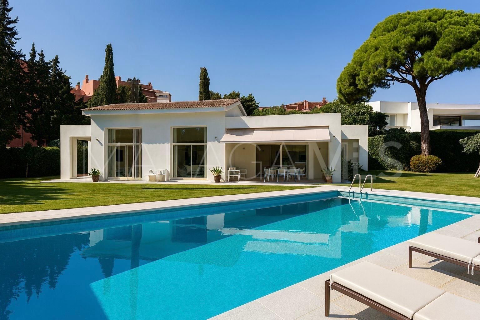 Villa for sale in Guadalmina Baja