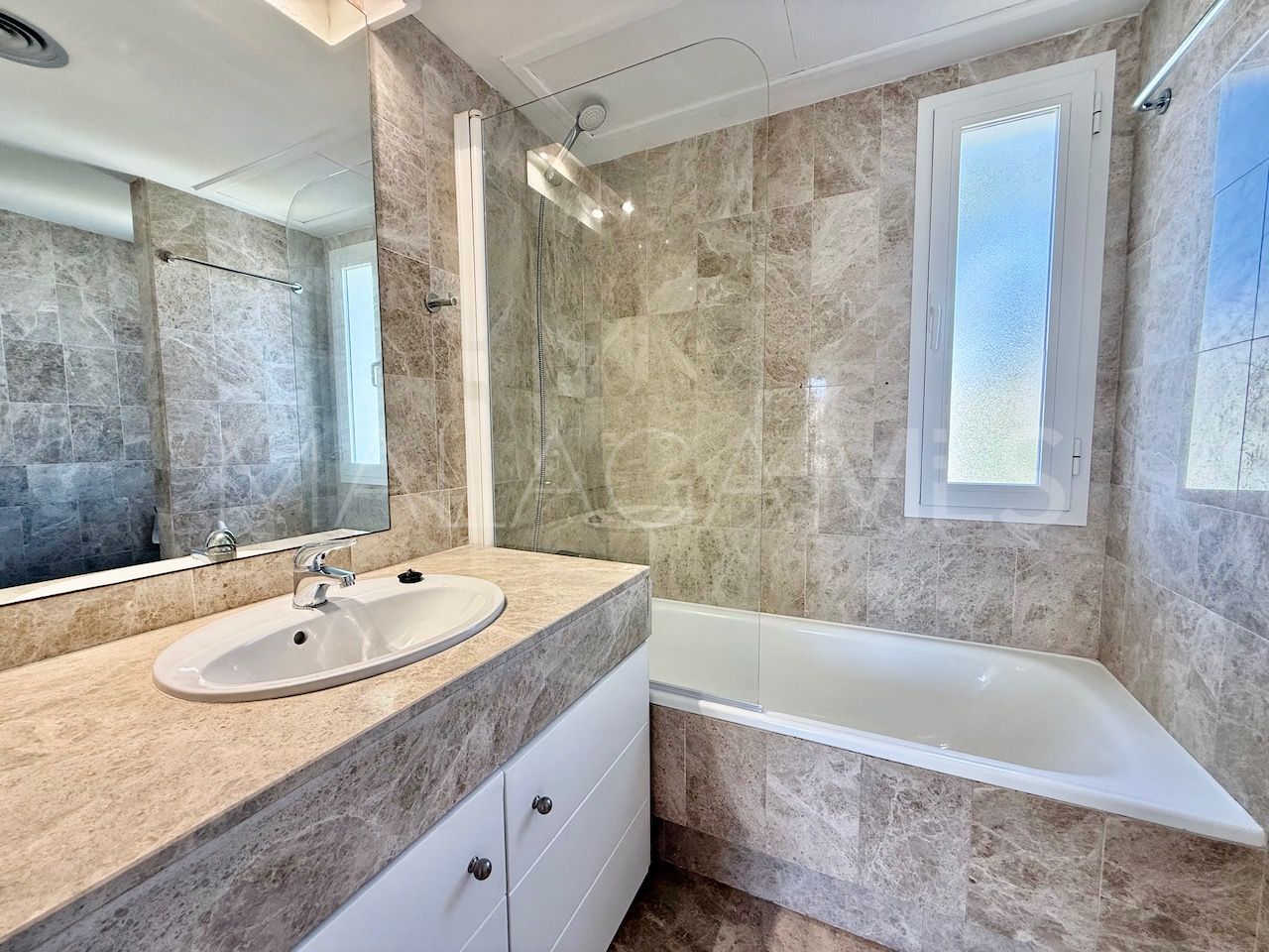 Zweistöckiges penthouse for sale in Los Naranjos de Marbella