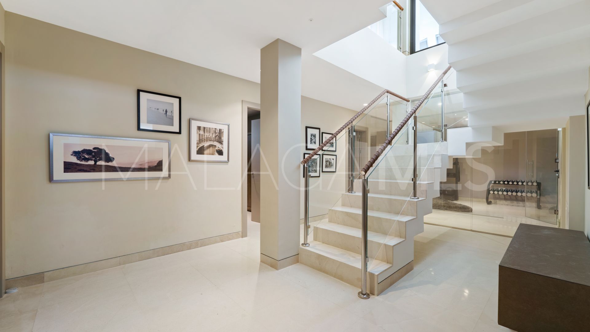 Villa for sale in Nueva Andalucia