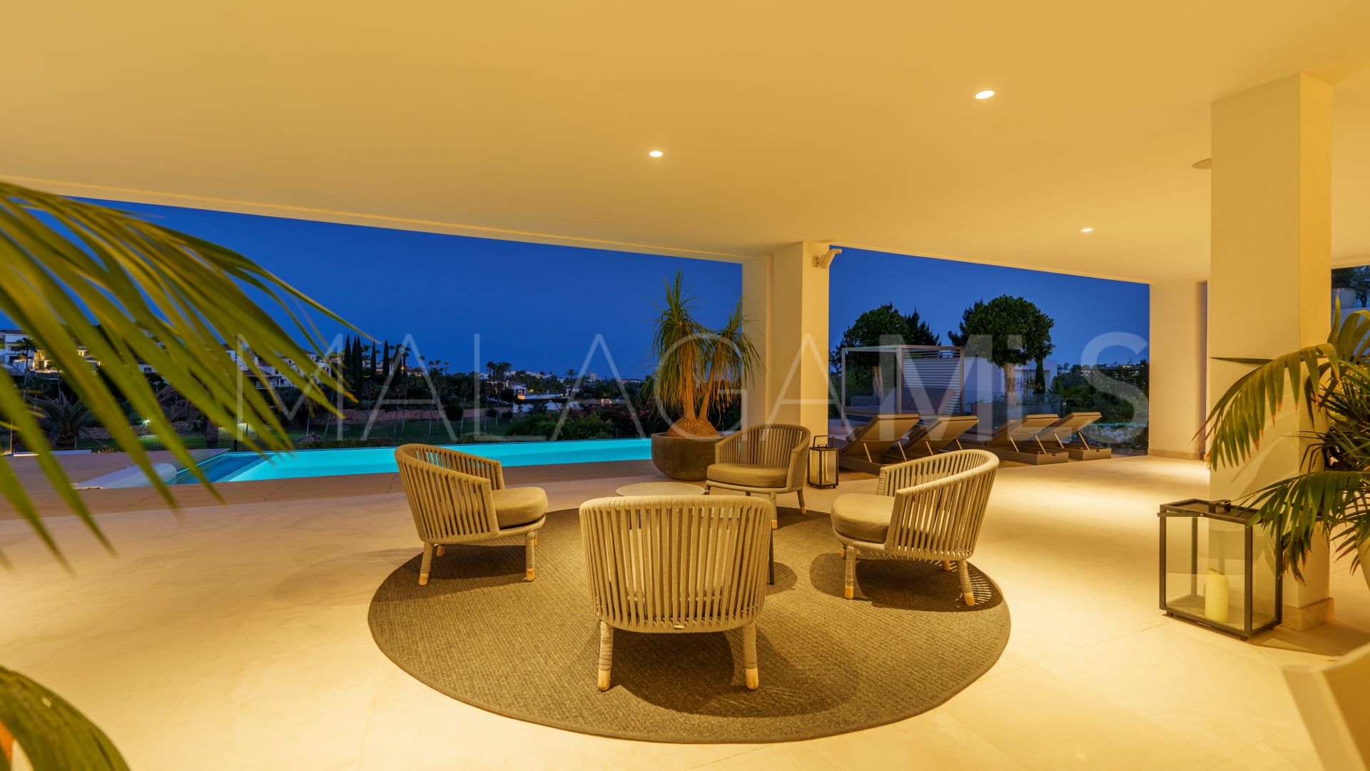 Villa for sale in Nueva Andalucia