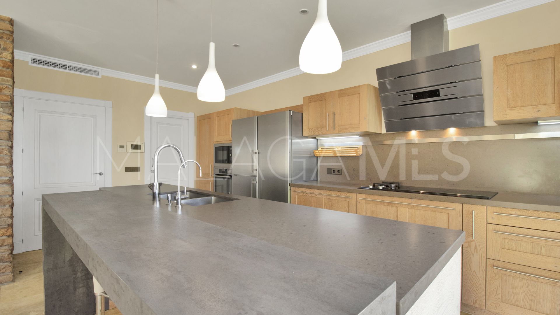 5 bedrooms house in Elviria for sale