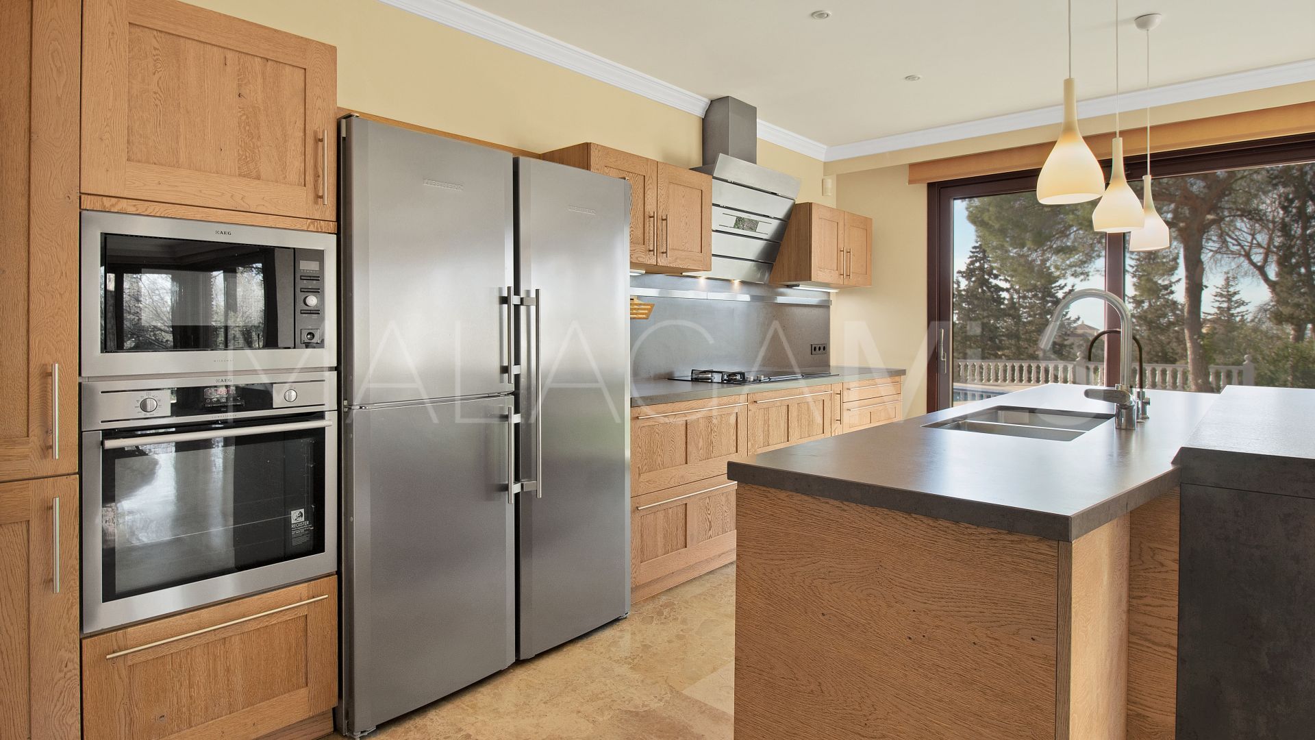 5 bedrooms house in Elviria for sale
