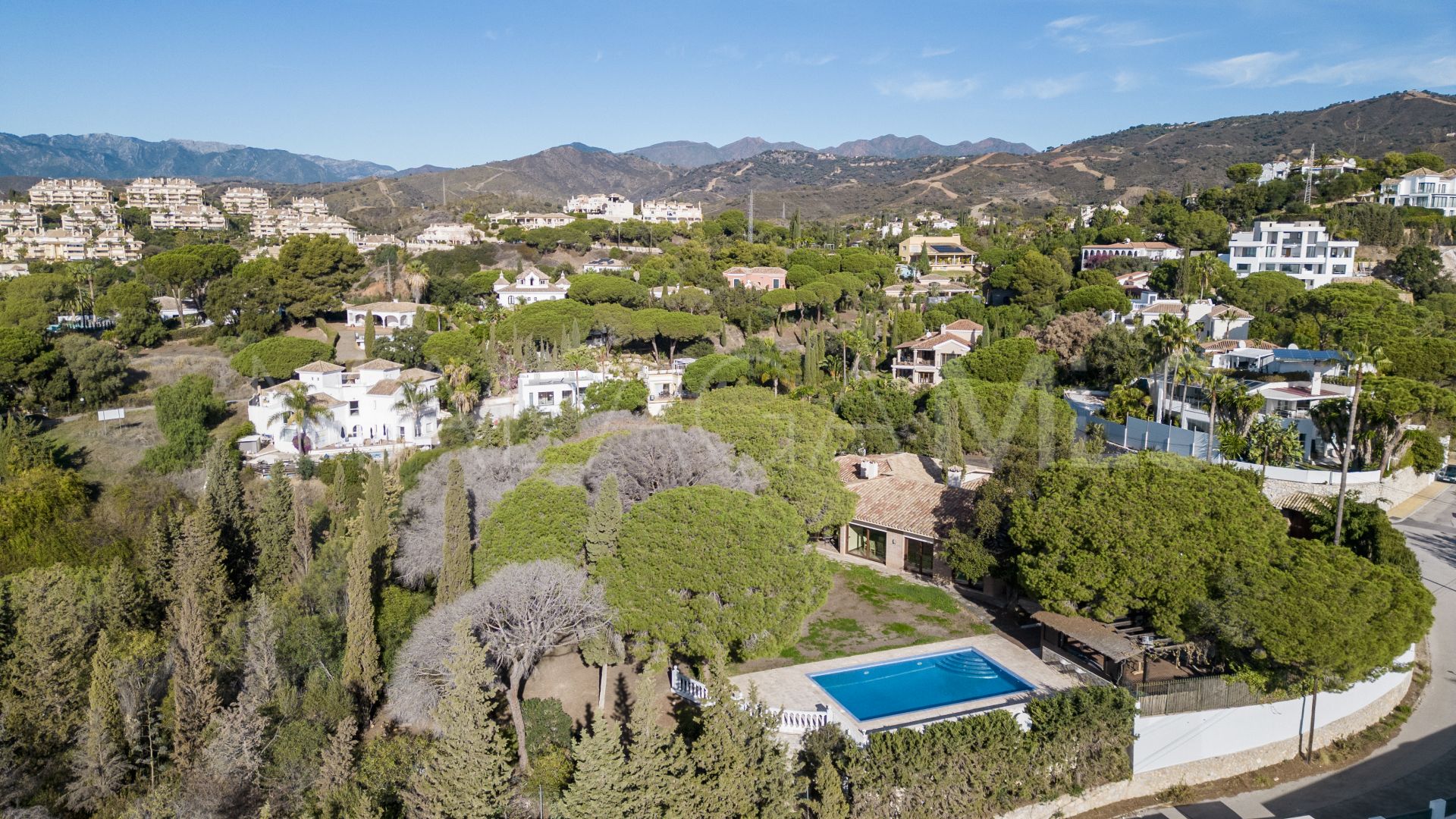 5 bedrooms house in Elviria for sale