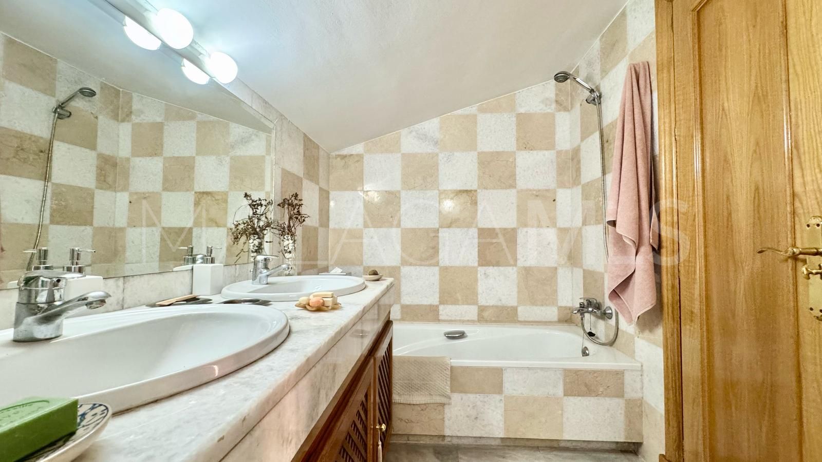 Maison jumelée for sale in Lomas de Puente Romano