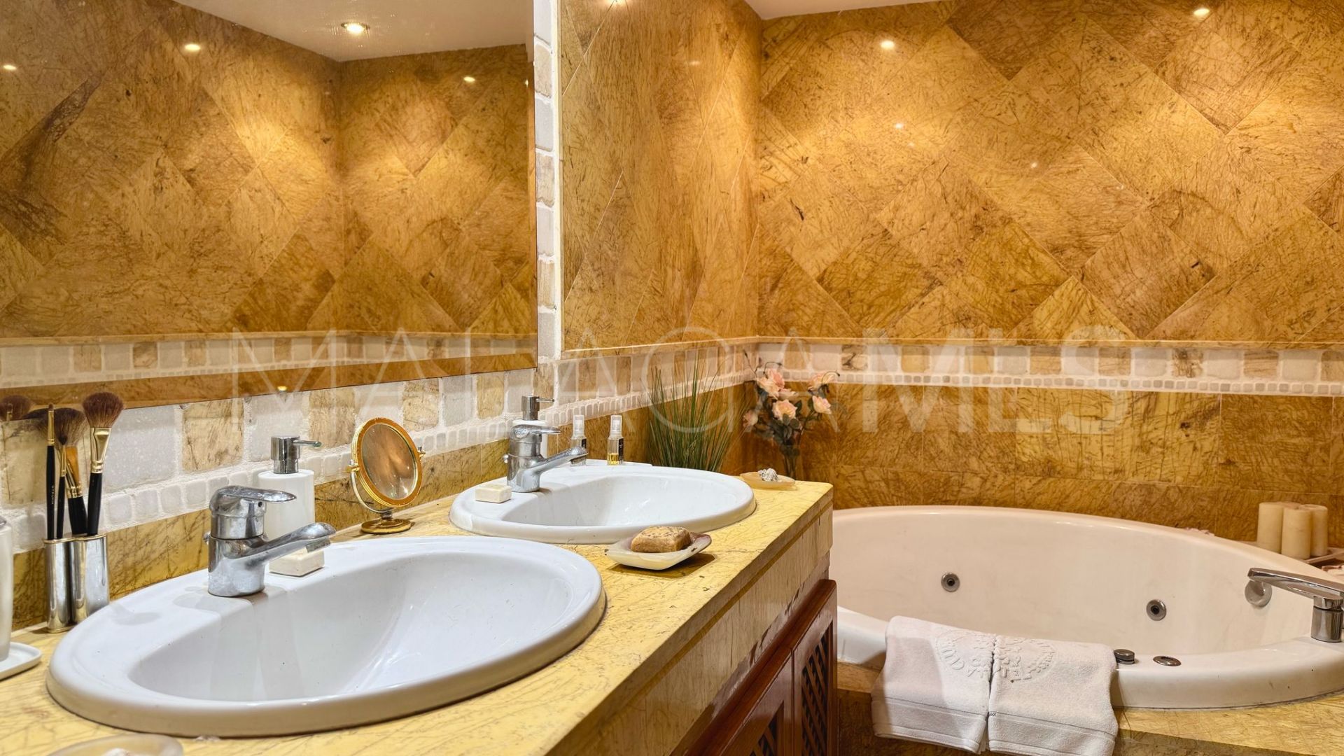 Maison jumelée for sale in Lomas de Puente Romano