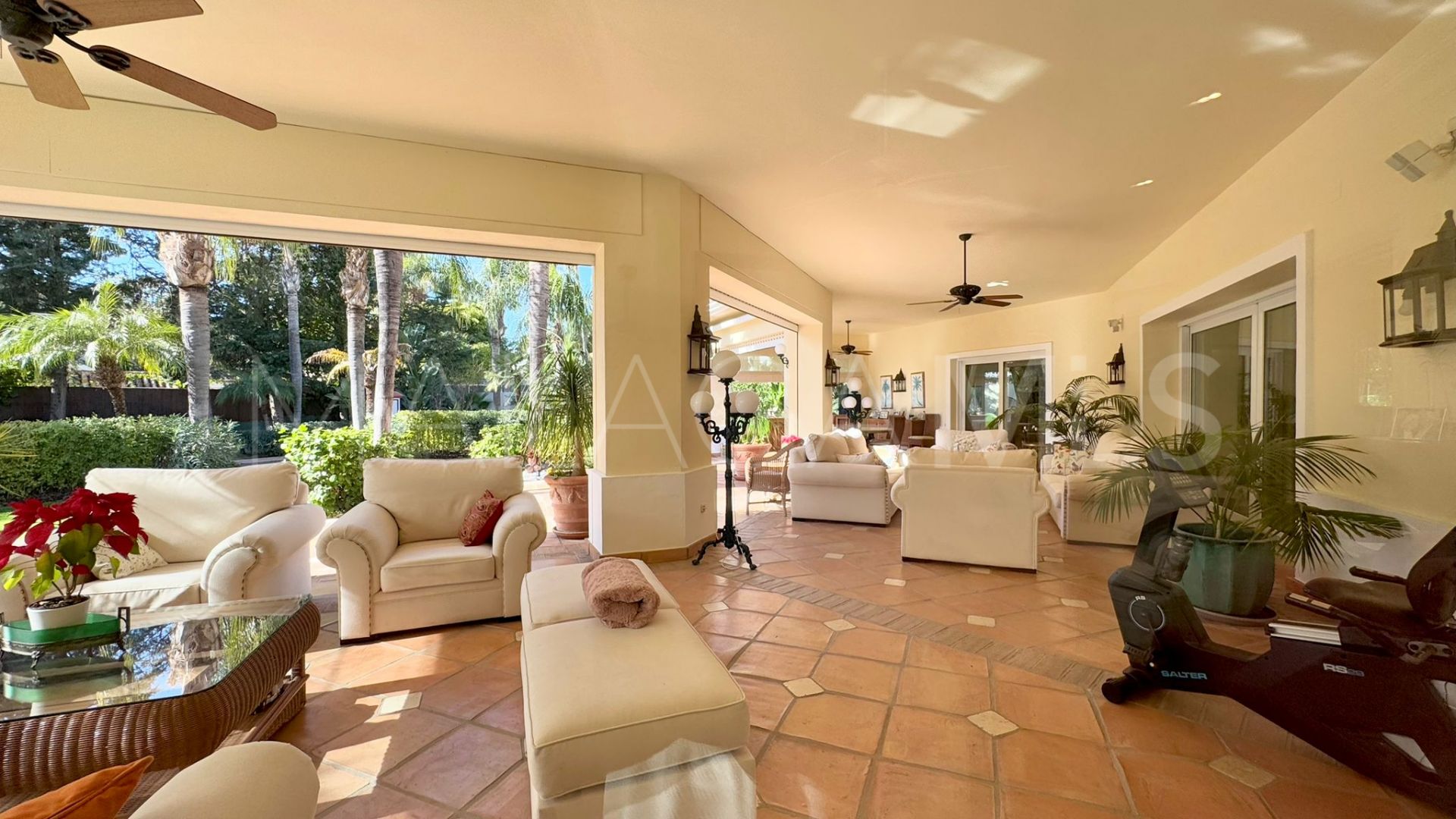 Villa for sale in Guadalmina Baja