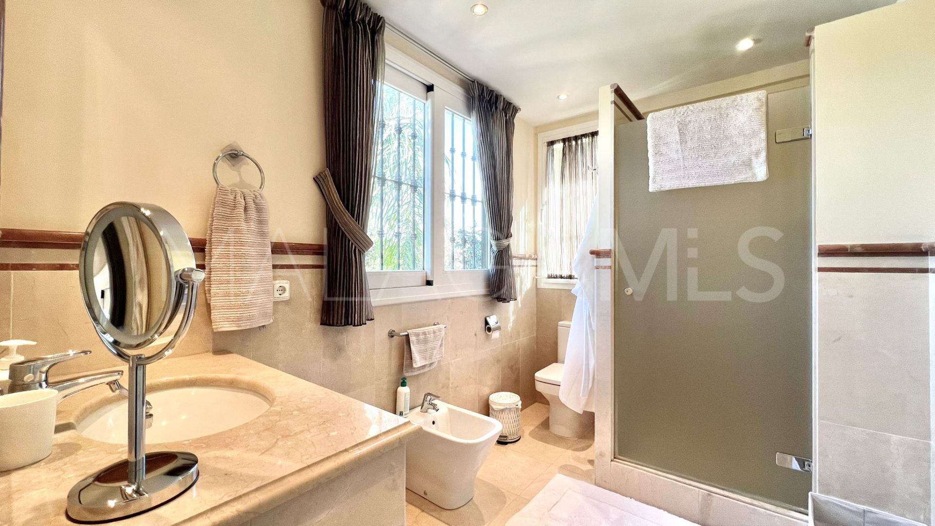 Villa for sale in Guadalmina Baja