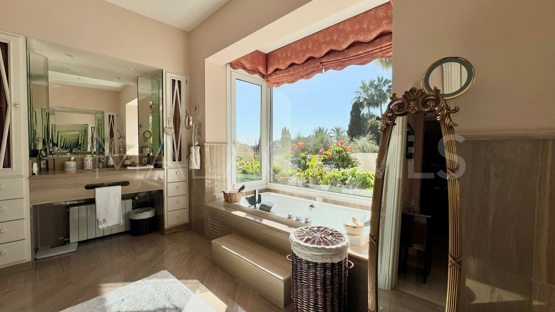 Villa for sale in Guadalmina Baja