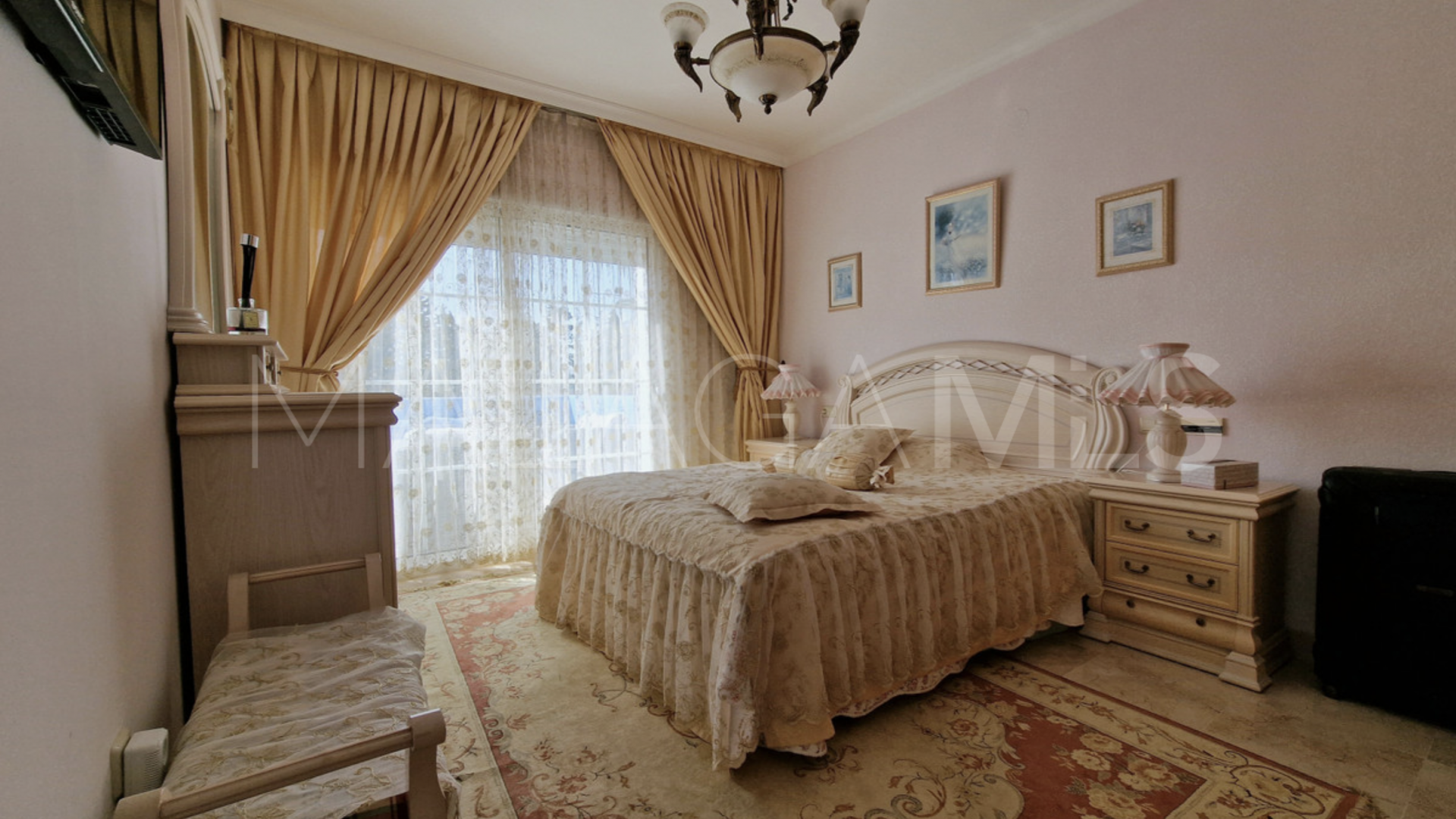 Villa for sale in Guadalmina Baja