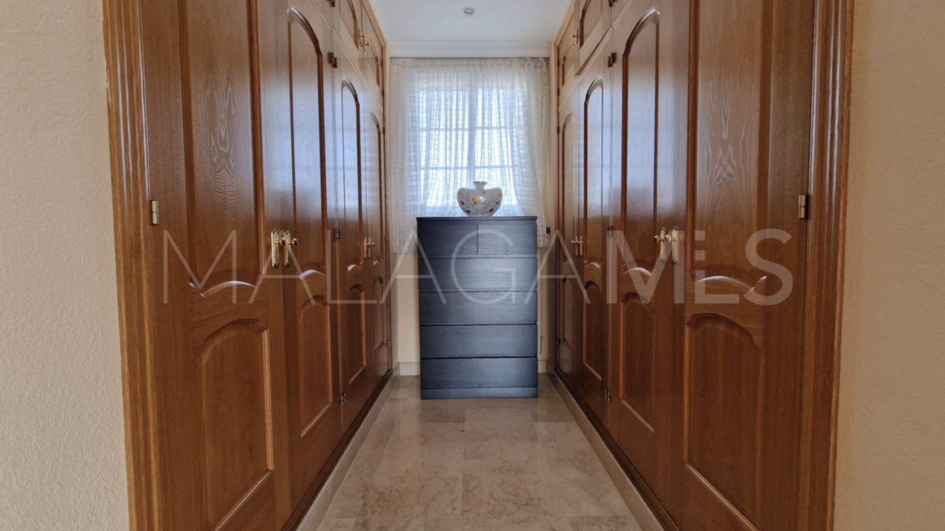 Villa for sale in Guadalmina Baja