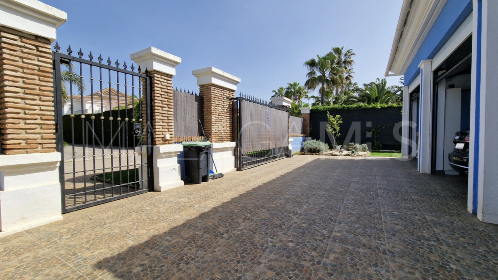 Villa for sale in Guadalmina Baja