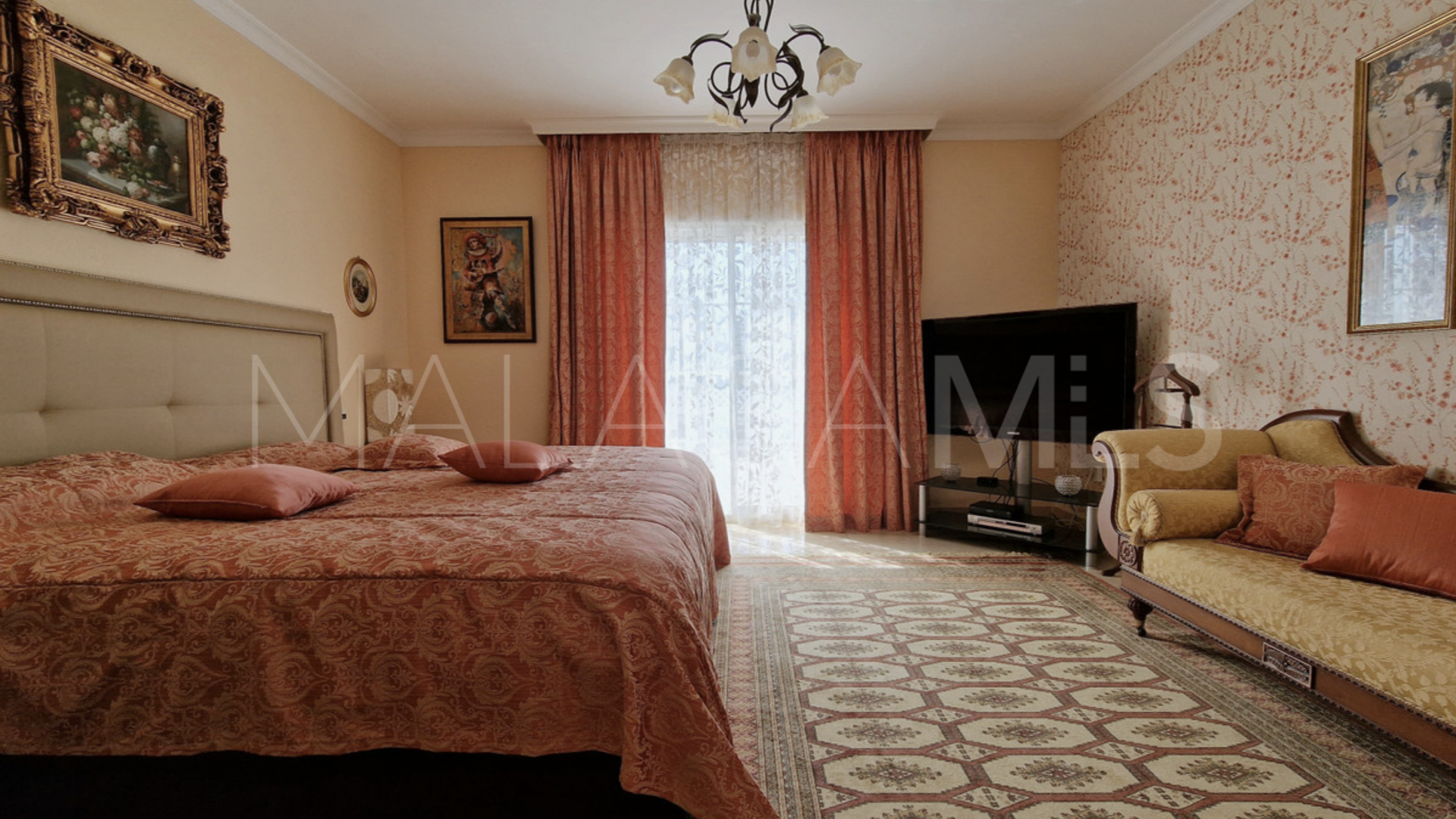 Villa for sale in Guadalmina Baja