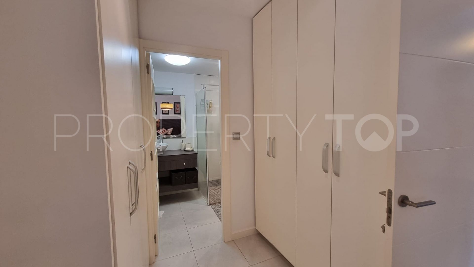 Buy apartment with 3 bedrooms in Alicante