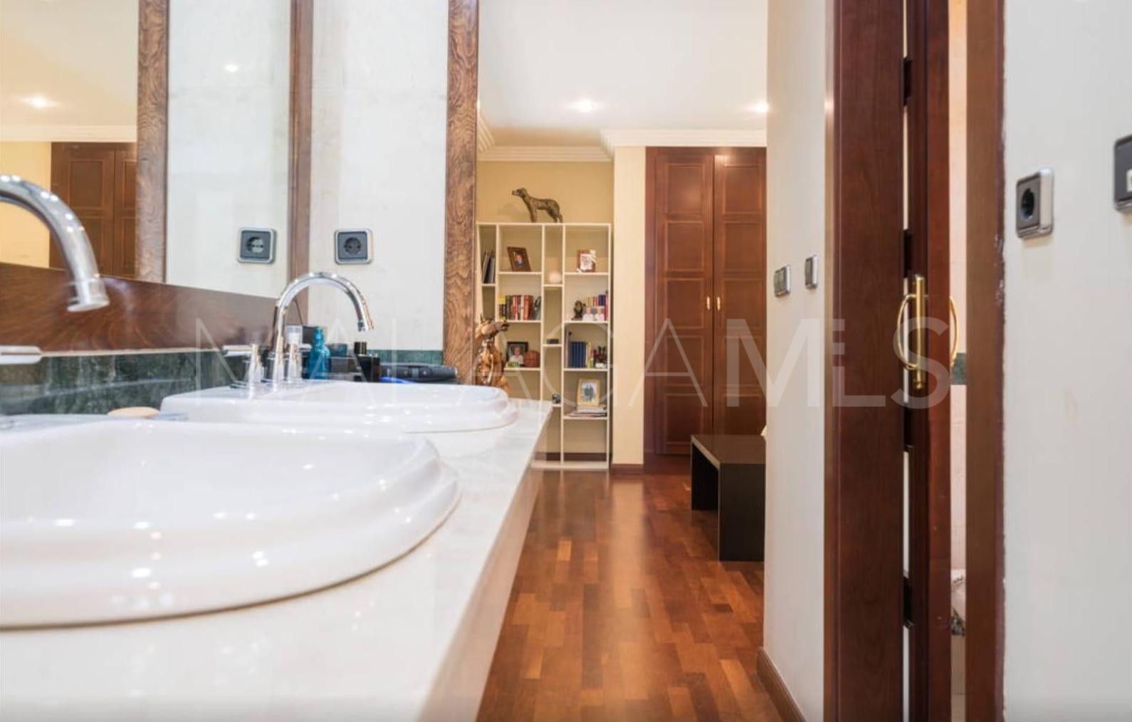 Bungalow for sale in Bahia de Banus with 3 bedrooms