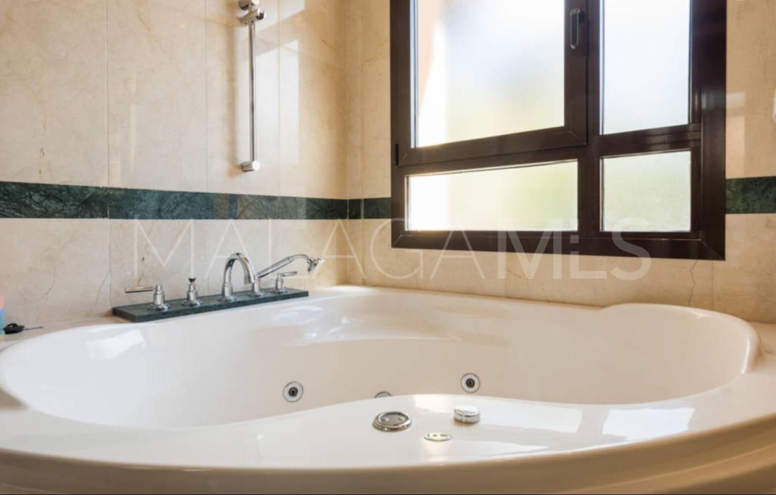 Bungalow for sale in Bahia de Banus with 3 bedrooms