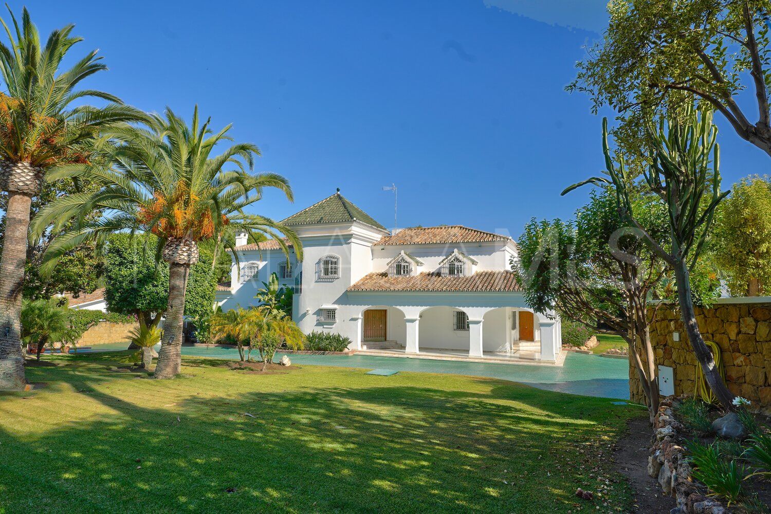 Villa for sale with 4 bedrooms in Guadalmina Alta