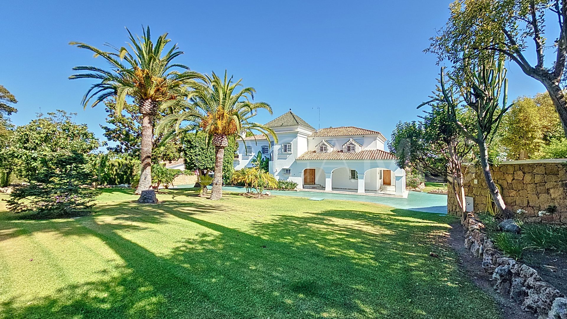 For sale villa with 4 bedrooms in Guadalmina Alta