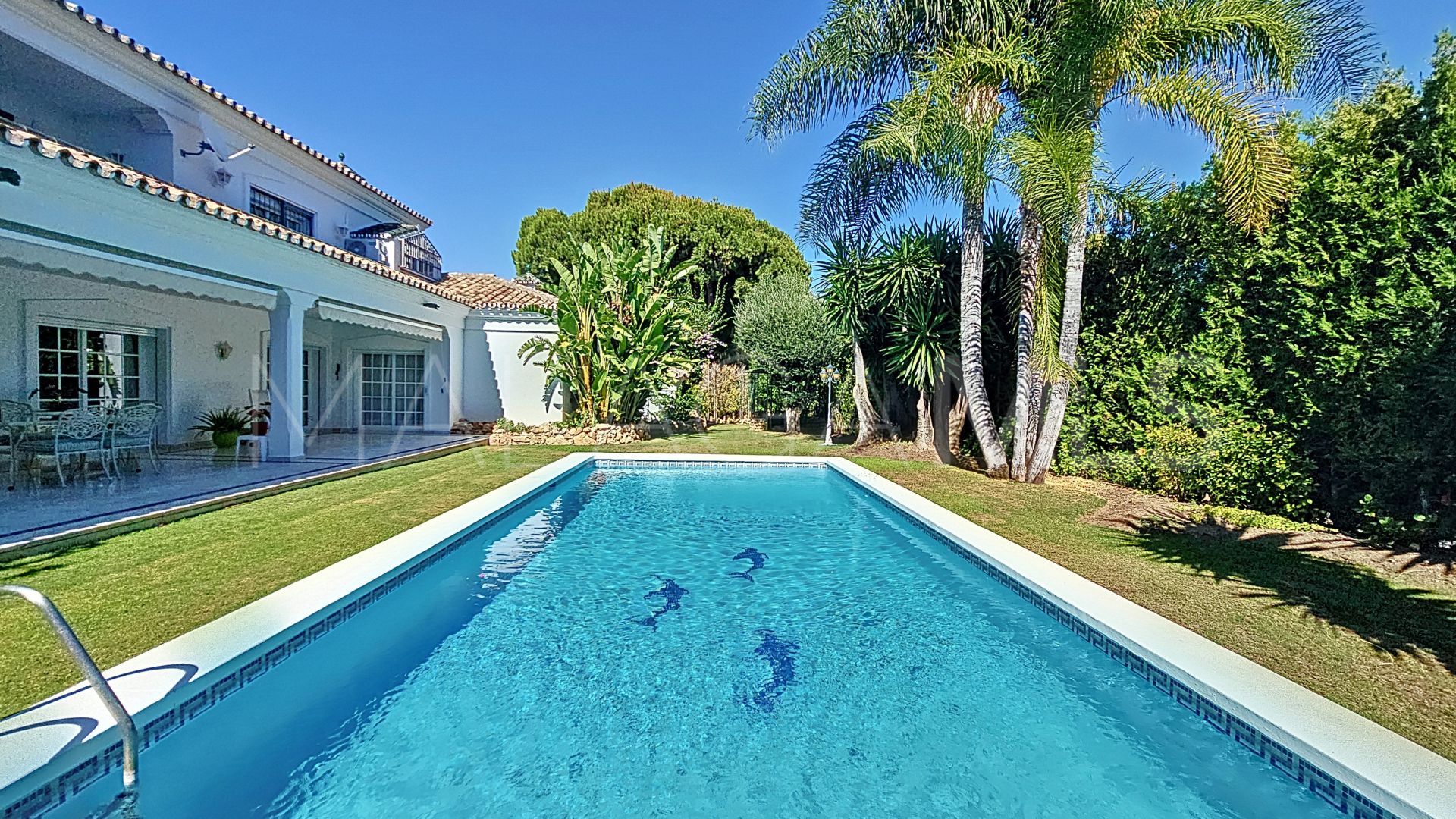 Villa for sale with 4 bedrooms in Guadalmina Alta