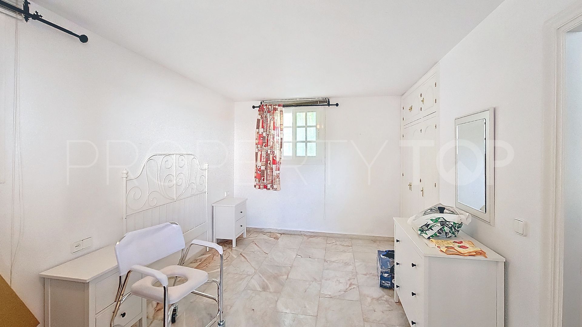 Villa en venta con 4 dormitorios en Guadalmina Alta