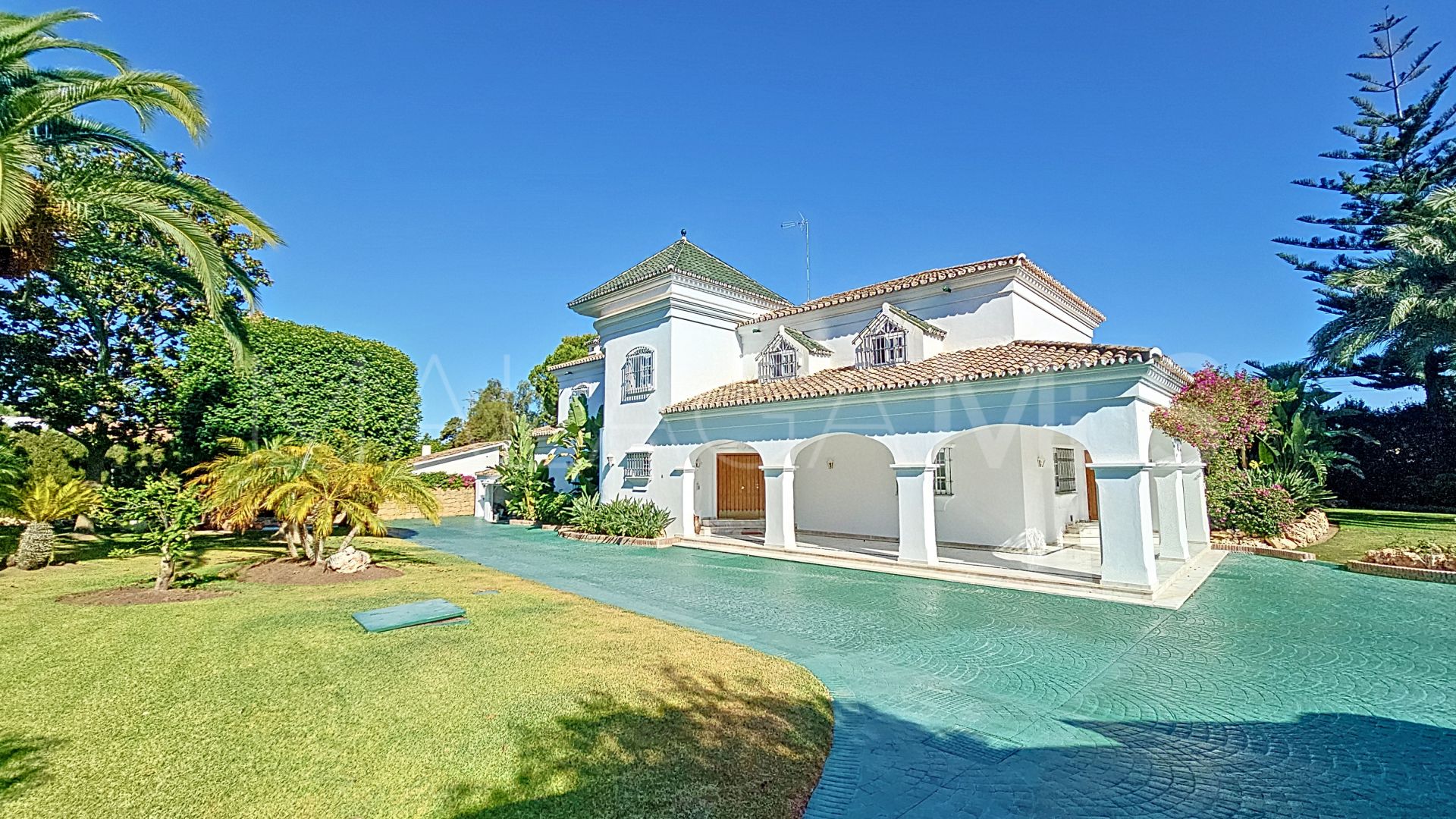 Villa for sale with 4 bedrooms in Guadalmina Alta