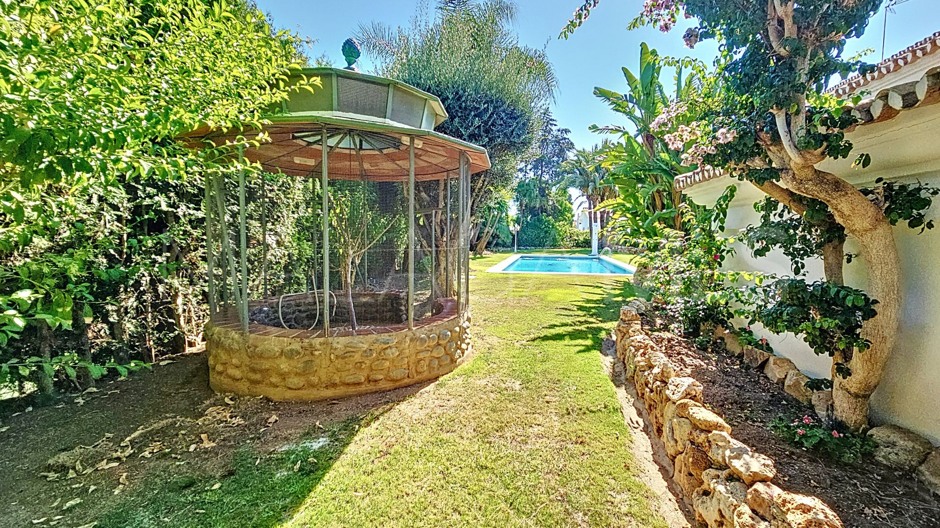 For sale villa with 4 bedrooms in Guadalmina Alta