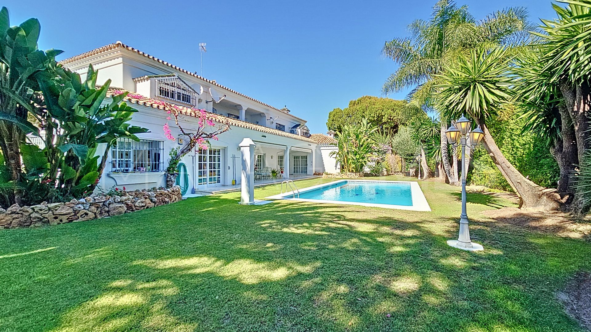 For sale villa with 4 bedrooms in Guadalmina Alta