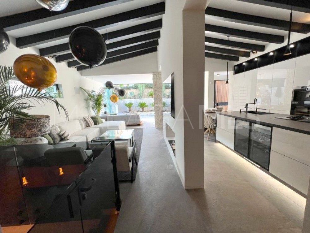 Villa for sale in Nueva Andalucia