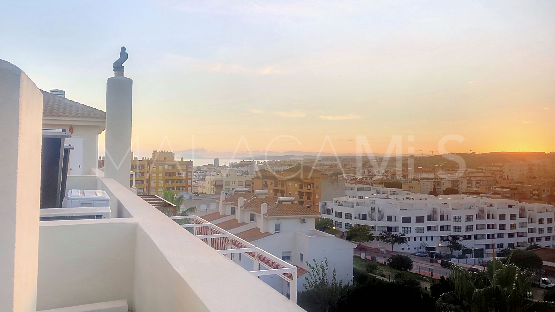 For sale duplex penthouse with 2 bedrooms in Avda de Andalucia - Sierra de Estepona