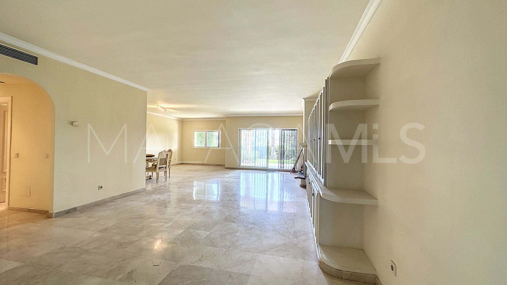 Markplanslägenhet for sale in Beach Side New Golden Mile