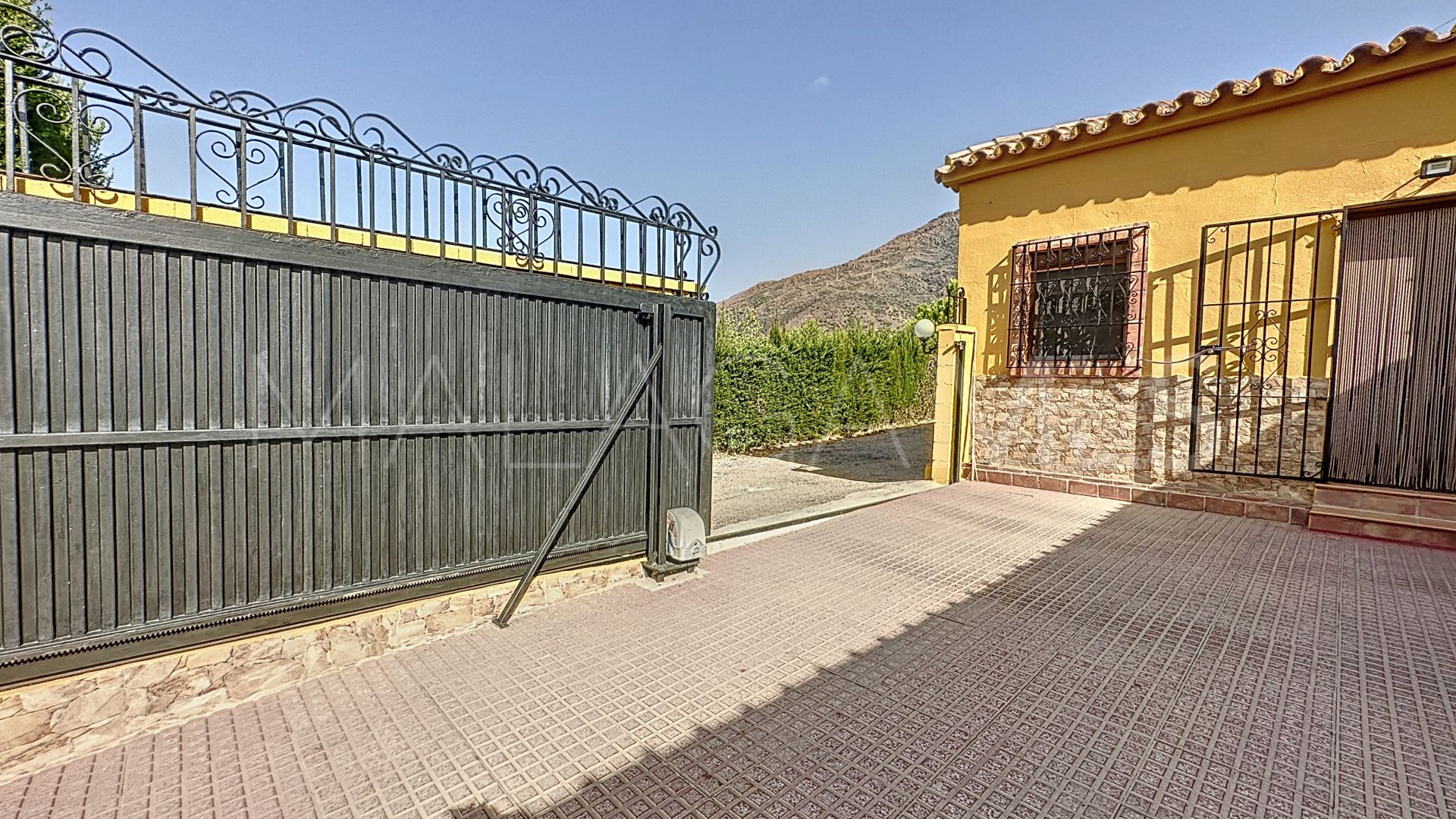 Finca for sale in Estepona