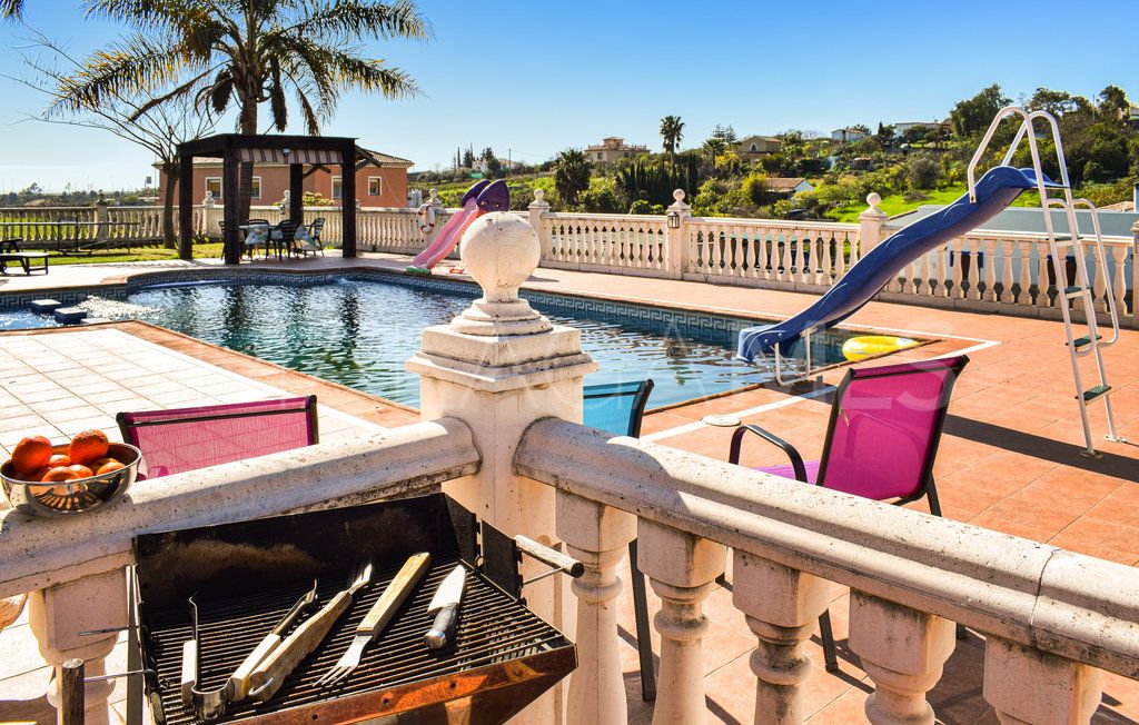 Buy 5 bedrooms country house in Estepona