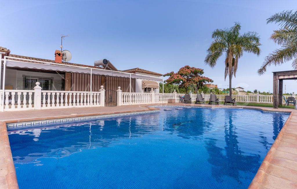 Buy 5 bedrooms country house in Estepona