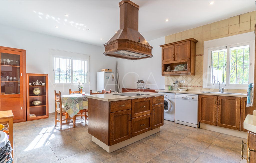 Buy 5 bedrooms country house in Estepona