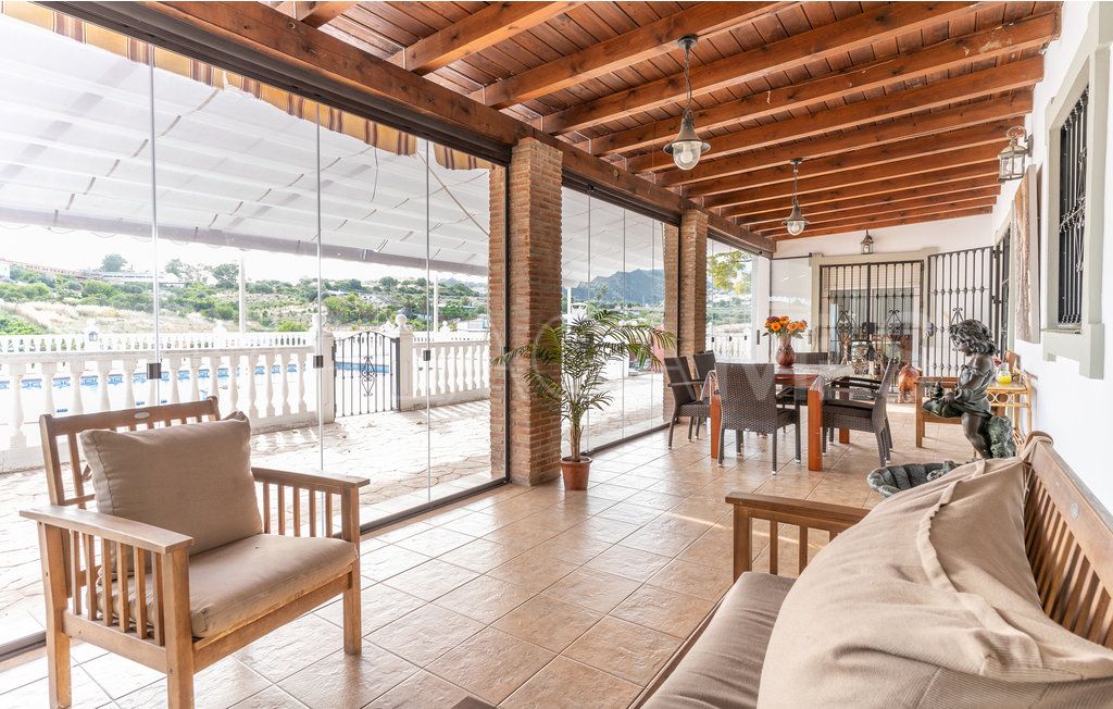 Buy 5 bedrooms country house in Estepona