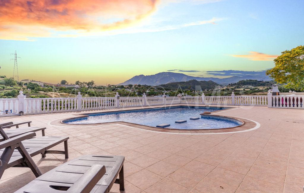 Buy 5 bedrooms country house in Estepona