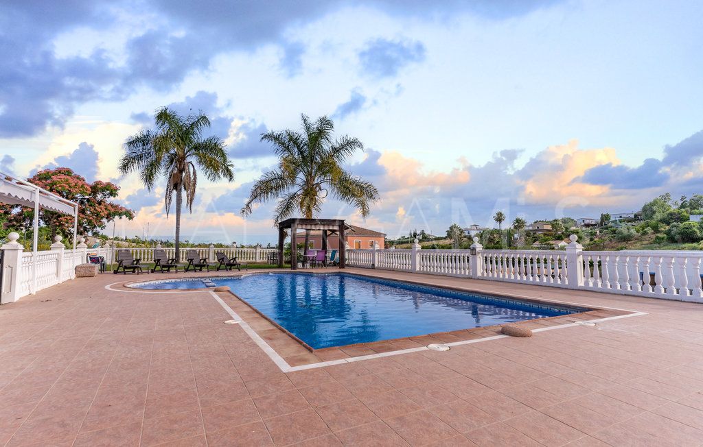 Buy 5 bedrooms country house in Estepona