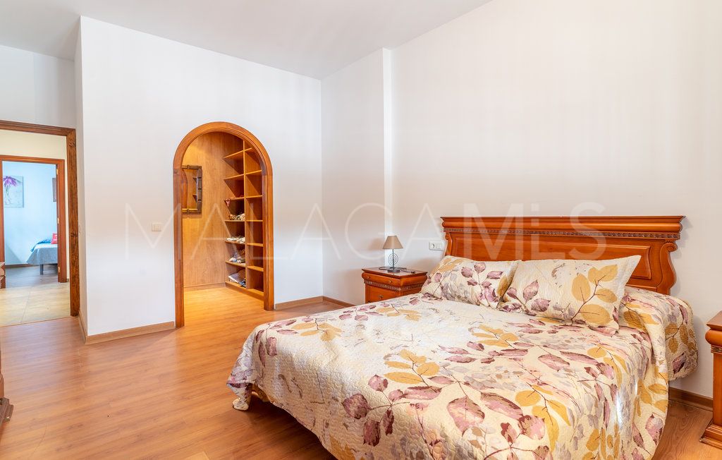 Buy 5 bedrooms country house in Estepona