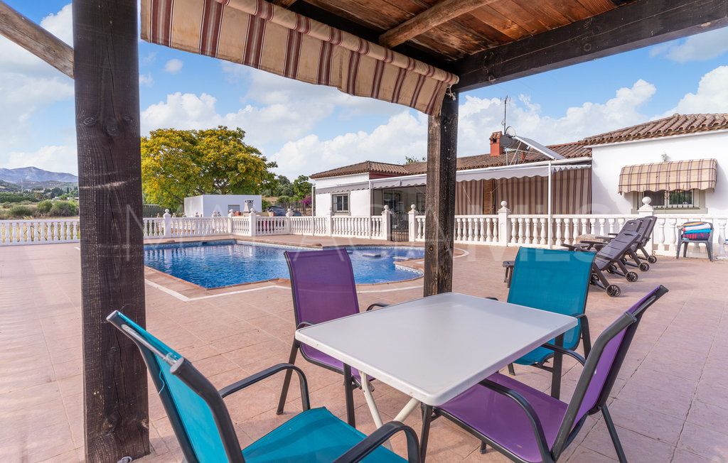 Buy 5 bedrooms country house in Estepona