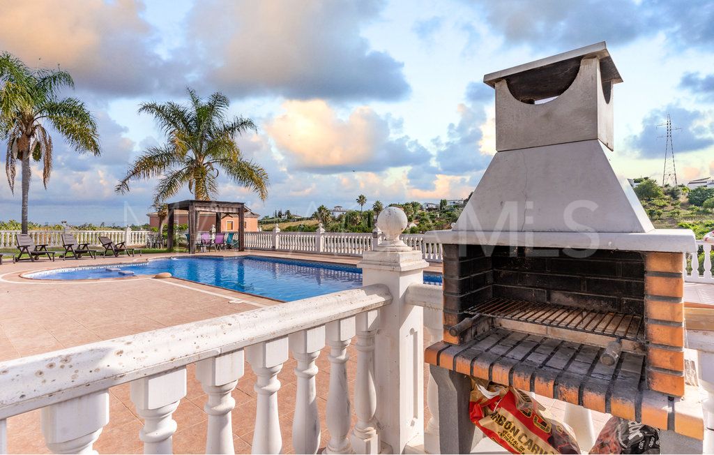 Buy 5 bedrooms country house in Estepona